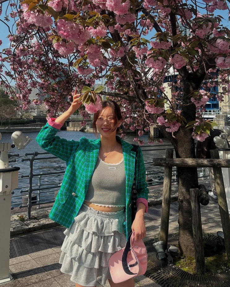  오늘 같은 봄 날씨 옷차림에 딱 좋은 여자 크롭 트위드 자켓 코디를 보여준 임수향의 OOTD