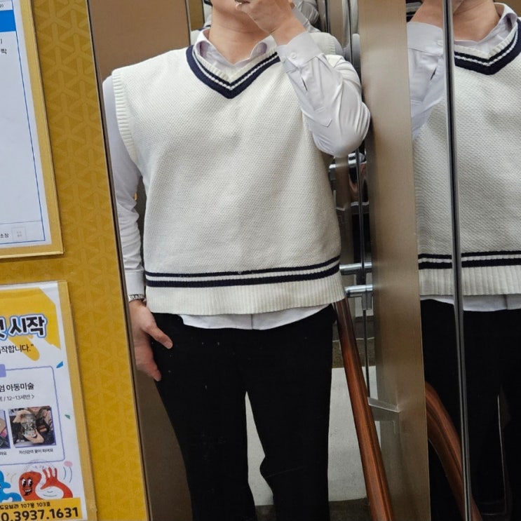 캐주얼 흰색 니트조끼 레이어드 검은색 와이드 슬랙스 댄디룩 캐주얼 흰색 니트조끼 레이어드 검은색 와이드 슬랙스 댄디룩