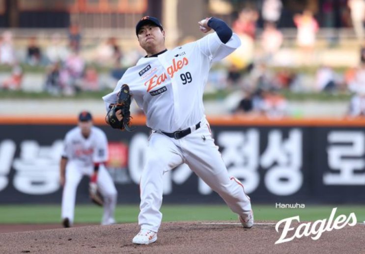 방, <b>류현진</b>과 황영묵 함께 웃다 ... <b>한화</b>, <b>8연승</b> 후 2연패, 다시... 