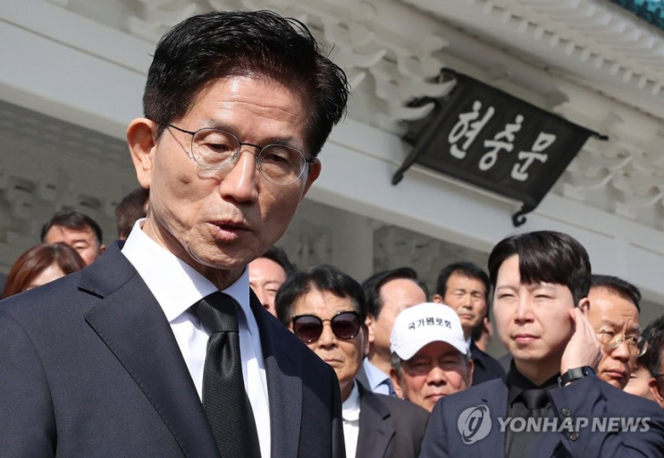 [속보] <b>김문수</b>, 대선 출마 첫 행보는 현충원 <b>참배</b>… 그런데... 