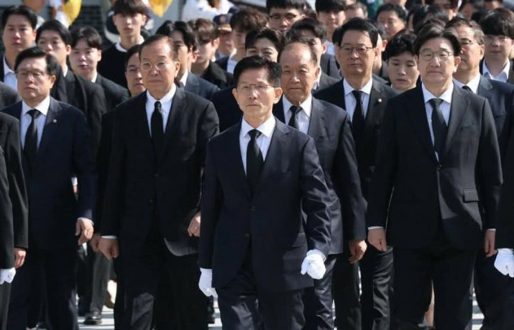 모습도 닮았다. <b>김문수</b> 후보의 <b>현충원 참배</b>를 보면서 느낀 점이다.