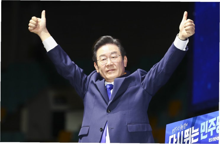 <b>이재명</b>, <b>경청 투어</b>로 민심 공략…사법리스크와의 거리 두기