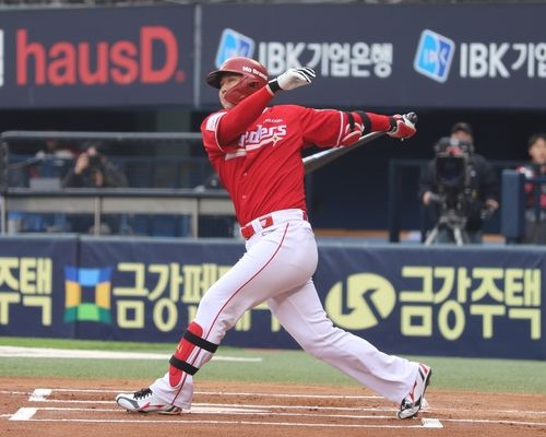  SSG 최정, 이틀 연속 대포…KBO 최초 500홈런에 '-2'