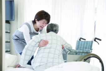 시한폭탄 된 요양 인력난, 2043년 요양보호사 70%가 60세 이상? 시한폭탄 된 요양 인력난, 2043년 요양보호사 70%가 60세 이상?