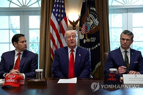 트럼프, 對中관세 선제인하 일축하면서도 "어느 시점엔 낮출 것" 트럼프, 對中관세 선제인하 일축하면서도 "어느 시점엔 낮출 것"