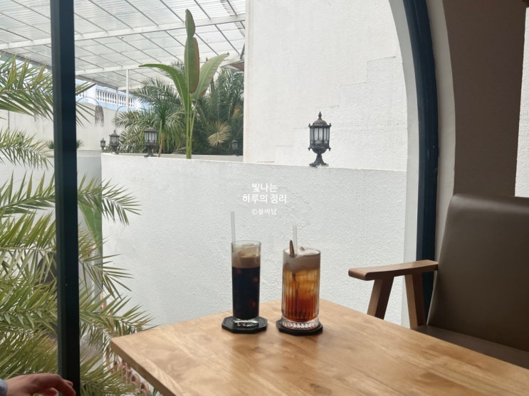 휴양지 리조트 컨셉의 호치민 수족관카페 다라랜드 커피 Dalaland Coffee