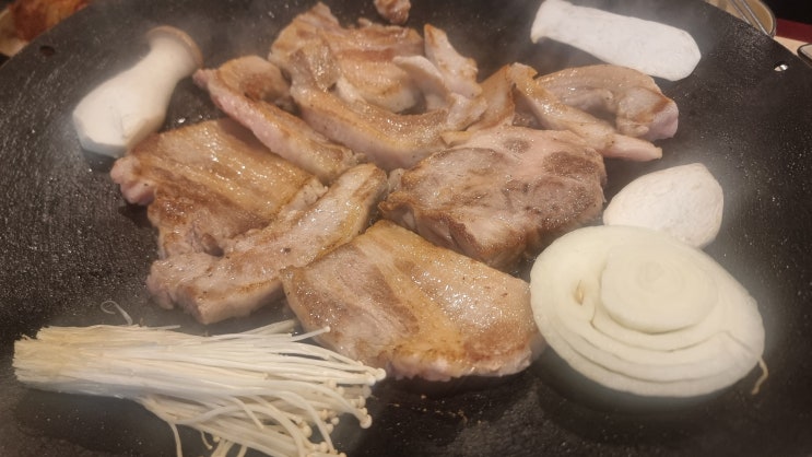  영등포역 삼겹살, 미나리와 고사리가 함께하는 오복솥뚜껑