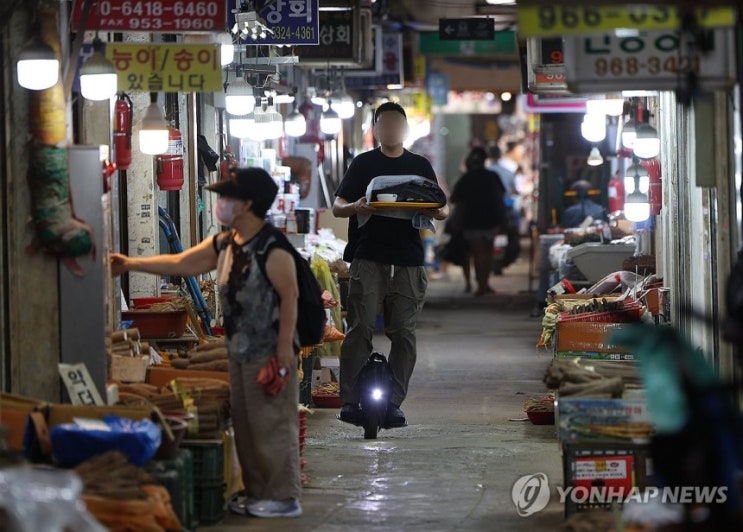 식당도 마트도 안 간다…식품·외식 소비 이례적 동반 감소 식당도 마트도 안 간다…식품·외식 소비 이례적 동반 감소