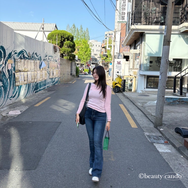  크레마비 여성봄니트로 완성하는 브이넥니트 봄코디 스타일링