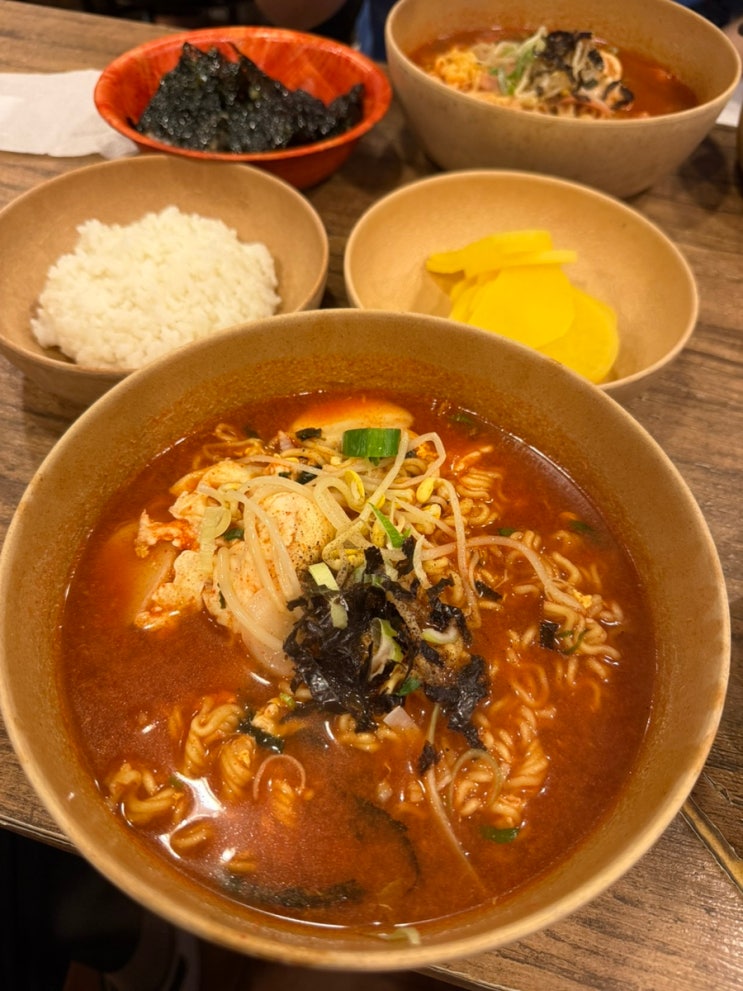  [틈새라면 명동본점] 원조 빨계떡 매운라면 명동 맛집
