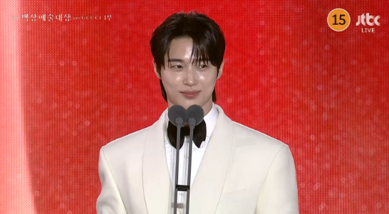 Kim Hye-yoon and Byeon Woo-seok Win Popularity Award at Baeksang Arts Awards for 'Lovely Runner'