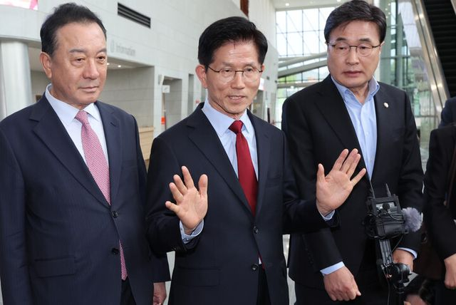  김문수 “당이 강제로 끌어내리려 해...현시점부터 후보 일정 중단”