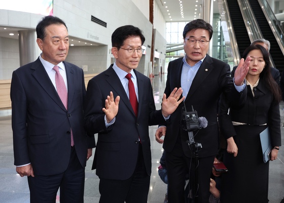 <b>김문수</b>, 대선 후보 <b>일정</b> 긴급 <b>중단</b>…당에서 대선 후보... 