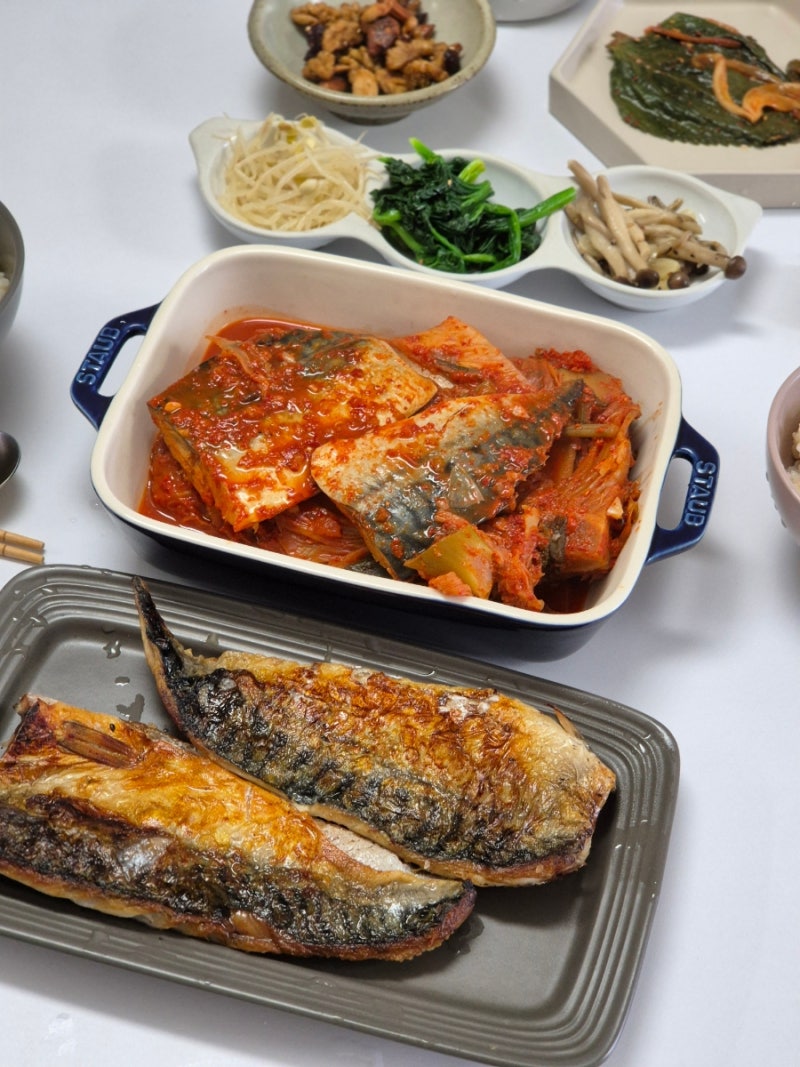 냉동 손질 순살 고등어 구이와 김치찜 레시피
