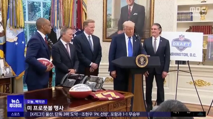 <b>트럼프</b>, ‘해외 제작 <b>영화</b> <b>100</b>% <b>관세</b>’ 전격 선언…헌법... 