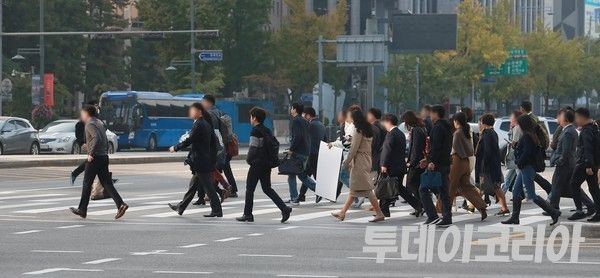  2040 청년 “청년기 최대 과업은 ‘일’···결혼·자녀는 ‘뒷전’”