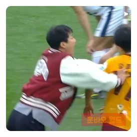 어린이날, <b>감독</b>이 <b>선수</b>를 밀쳤다? <b>이정효</b>의 ‘열정’이... 