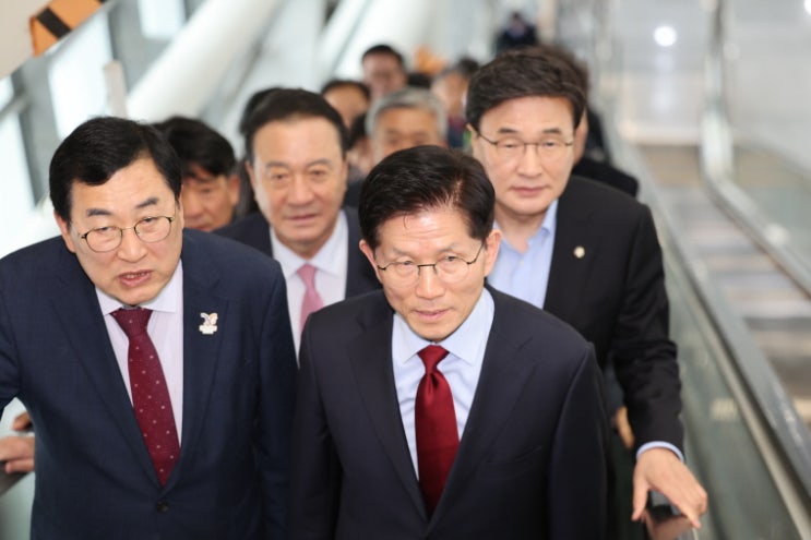 <b>김문수</b>, 국민의힘 지도부 공개 비판…유세 <b>일정</b> 전격 <b>중단</b>