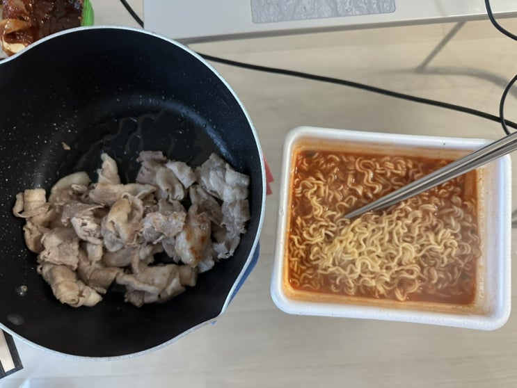  집에서 컵라면 ‘김치도시락’ 과 ‘대패 삼겹살’ 먹기