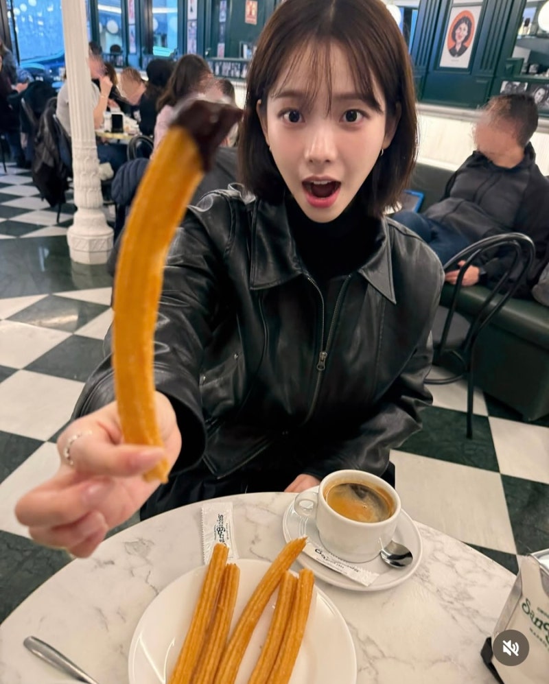 에스파 카리나 인스타 일상 사복 여행룩 라이더자켓 블랙 미니스커트 롱부츠 스타일 추천