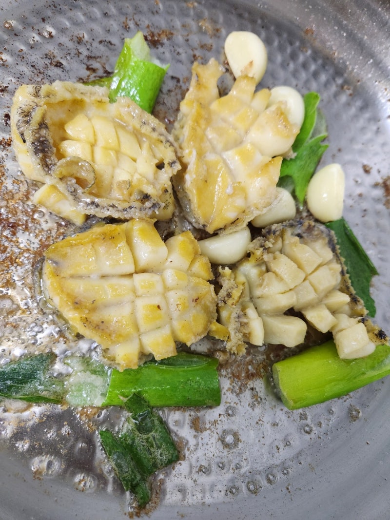 바다의 진주를 맛보다! 살아있는 전복 손질법부터 버터구이·데치기까지, 집에서도 레스토랑....