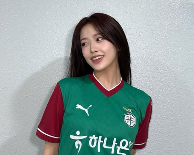 안유진 시축 대전 유니폼 차림 난리 팬들 반응 폭발 안유진 시축 대전 유니폼 차림 난리 팬들 반응 폭발