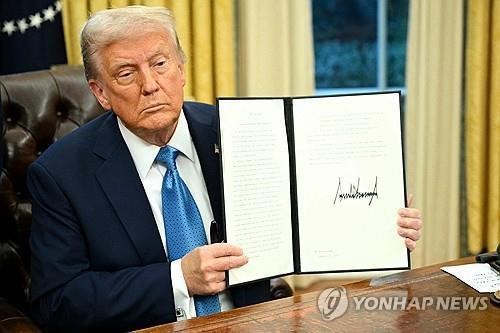  성전환 미군, 군복을 벗다 – 미국 국방 정책의 역행? 성소수자 차별 논란… 성전환 미군 퇴역 조치 배경은? “전투력 저하?” 성전환 군인 퇴출 움직임,