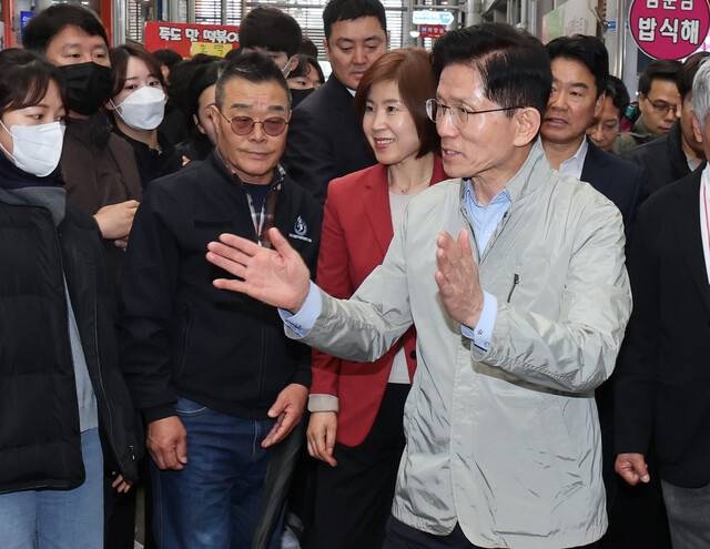 <b>김문수</b>, 단일화 지연 전략? <b>당권</b> 투쟁의 전초전인가