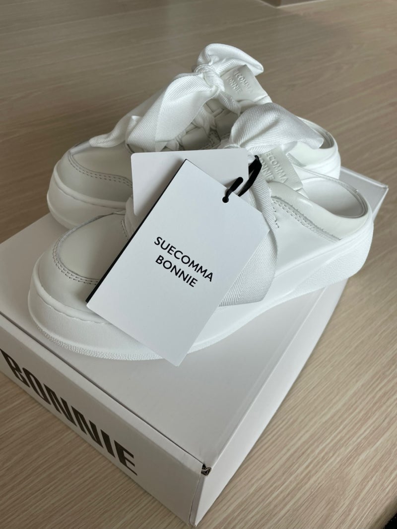 슈콤마보니 SUECOMMA BONNIE) 리본 뮬 스니커즈(White)