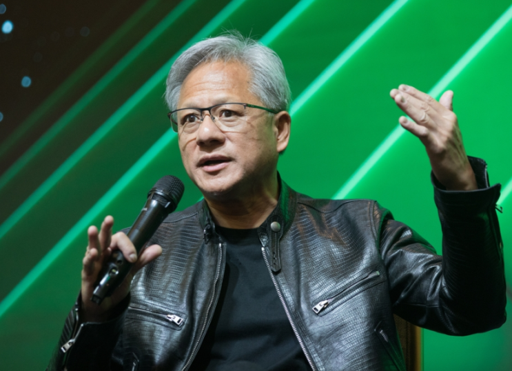 엔비디아 CEO <b>젠슨황</b>, <b>중국 AI</b> 시장 놓치면 미국 큰 손실 경고