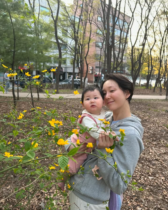 “딸과 함께 맞이한 첫 봄” 이유영, 화장기 없는 엄마의 미소…따뜻한 일상 공개