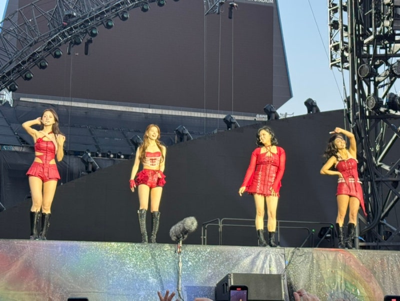 [Coldplay Concert] Guest TWICE: Are Mina, Sana, and Tzuyu Dolls or Humans in Real Life?