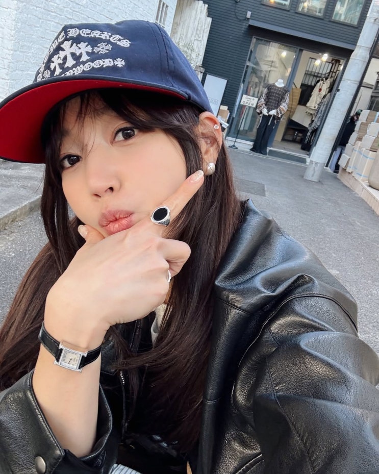  40대 여성의 찐 워너비 명품 브랜드로 꼽히는 드레스워치로 에르메스 H 아워 여자 손목 시계와 함께한 기은세의 ootd