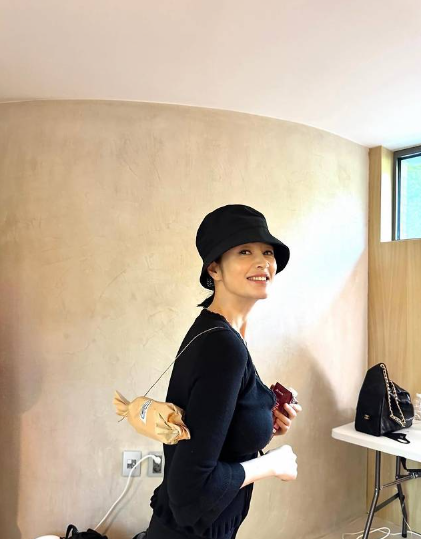  54세 김혜수, 벙거지+샌드위치 가방…촬영장 위트 폭발! 연예인 일상 패션