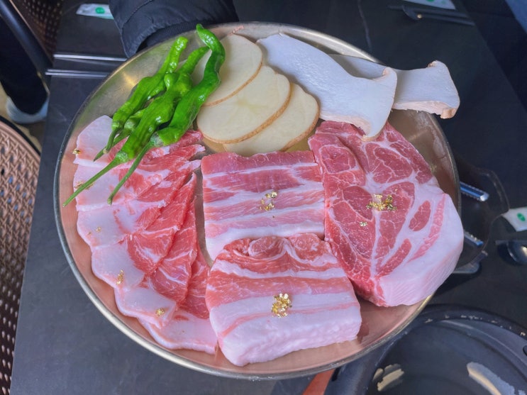  푸짐한 삼겹살과 신선한 재료가 매력적인 강릉고기집 금돈