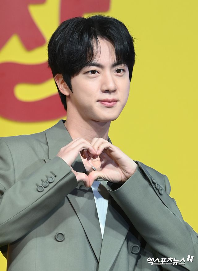  양심에 찔렸나? BTS 진 '기습뽀뽀' 日 팬, 자진 출석…검찰 송치