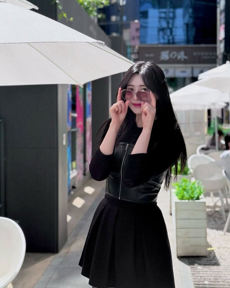 핑크 선글라스로 완성한 블랙시크, <b>이유빈 아나운서</b>의 데일리룩