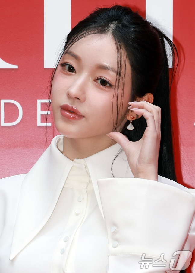 [속보] <b>오마이걸</b> <b>유아</b>, <b>배우</b> 데뷔!  팀 <b>활동</b>과 병행한다는 반전... 