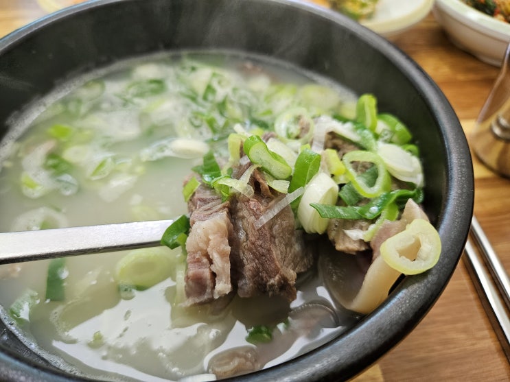  소머리국밥하면 고기 아닙니까!? 고기가 괜찮게 나와요. 대전 문지동. 숲속가마솥소머리국밥
