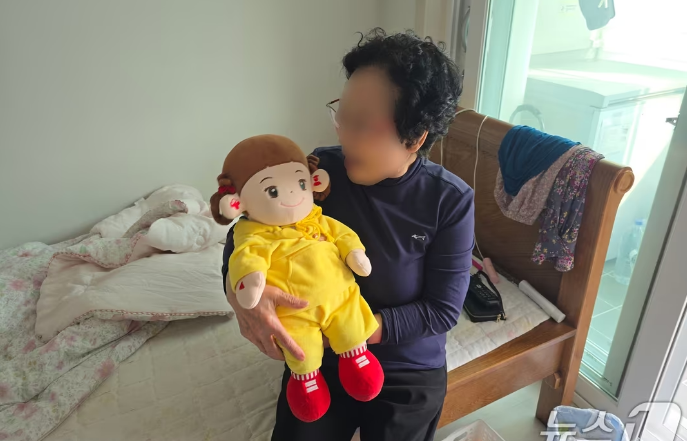 자식·손주보다 'AI 돌봄인형'이 유일한 벗…어버이날 더 외로운 노인들 자식·손주보다 'AI 돌봄인형'이 유일한 벗…어버이날 더 외로운 노인들