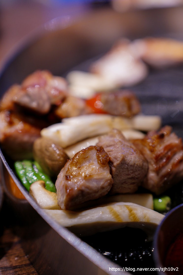  합정역 맛집 추천 구워주는 합정역 고기집 푸짐한 육즙 풍미가득 안목가돈