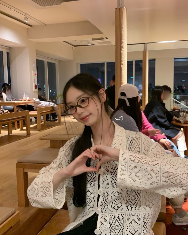  긱시크 매력 뿜뿜! 여자 연예인들의 사랑 듬뿍 받는 명품 브랜드 미우미우 뿔테 안경테 ft. 김도아