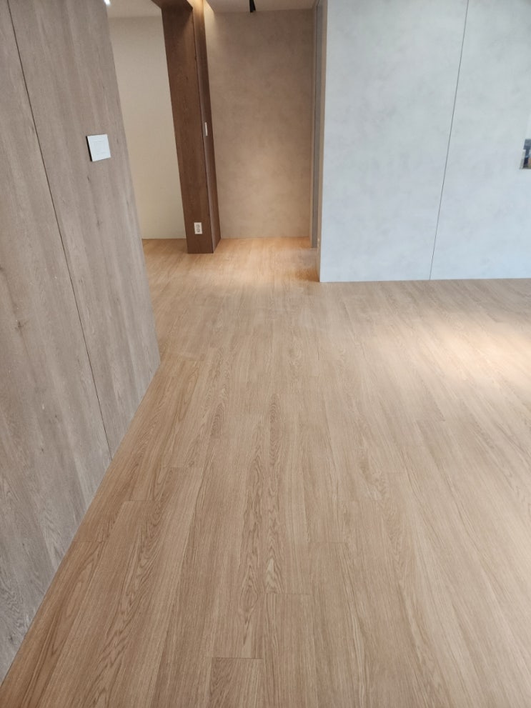  프랑스산 오크의 화사한 베이지톤과 고운무늬결 마루 프렌치오크