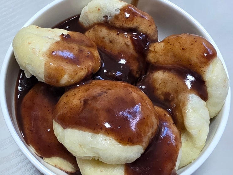  가마솥에 끓인 진하면서 달달한 소스가 뿌려진 진주 유명한 수복빵집
