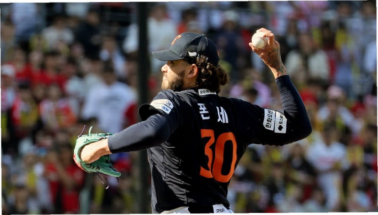 압도적 성적을 자랑한 <b>한화 폰세</b>, KBO 3~4월 <b>MVP</b>의 영광