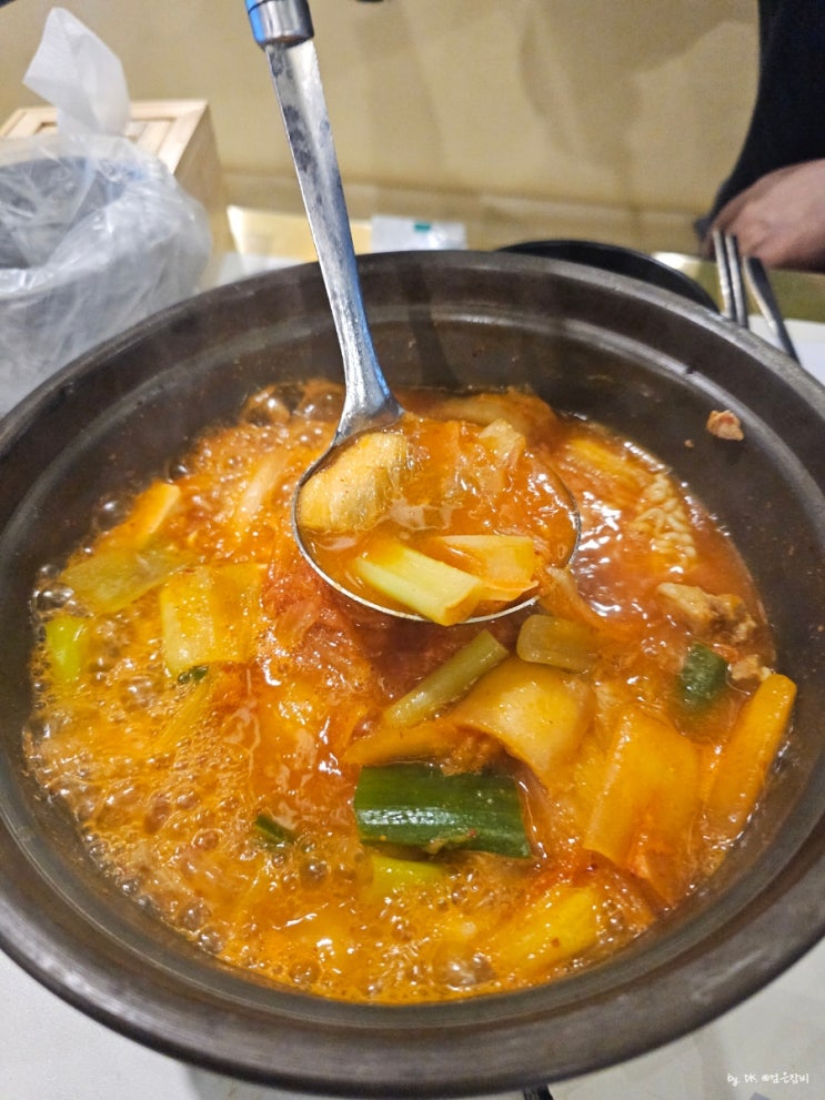  분당 정자역에서 가성비 있는 김치찌개로 점심 식사 가능한 맛집 만족오향족발 방문 후기