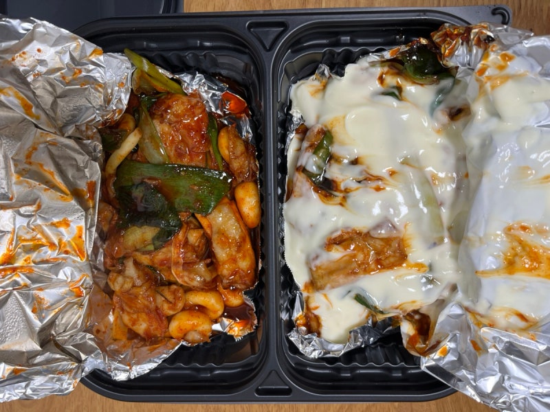 기영이숯불치킨 순살 빨간양념 슈프림 반반 내돈내산