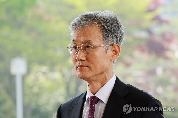 <b>사법</b>은 무기였다: <b>조희대 대법원장</b>, 12.3계엄과 윤석열 내란... 