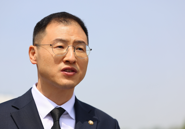 [속보] <b>김상욱</b> 의원, 국민의힘 <b>탈당</b>! <b>이재명</b> 만남 시사하며 파장... 