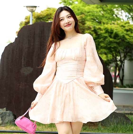 레드벨벳 조이의 사랑스러운 데일리룩 메리제인 슈즈 & 미니원피스 패션